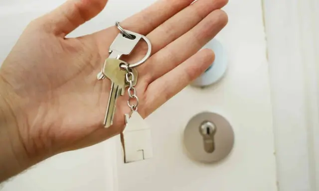 Main tenant, quel apport pour emprunter 300 000 euros ? Clés d'une maison avec un porte-clés en forme de maison.