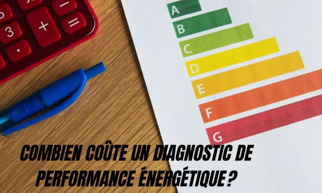 Calculatrice, stylo bleu et étiquette énergétique. Le prix d'un diagnostic de performance énergétique est une question clé.
