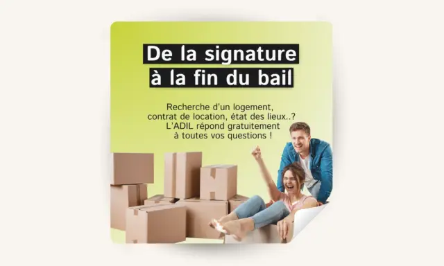 Un couple heureux entouré de cartons de déménagement. L'ADIL offre son aide aux locataires pour toutes leurs questions.