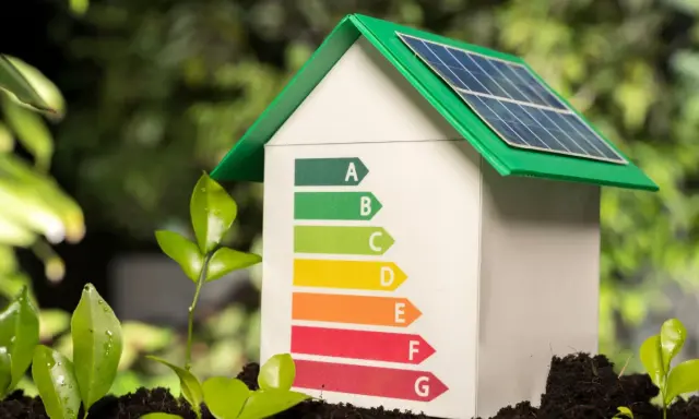 Maisonnette avec panneaux solaires et étiquette énergie. Idéal pour un DPE location saisonnière, symbolisant l'écologie et la performance.