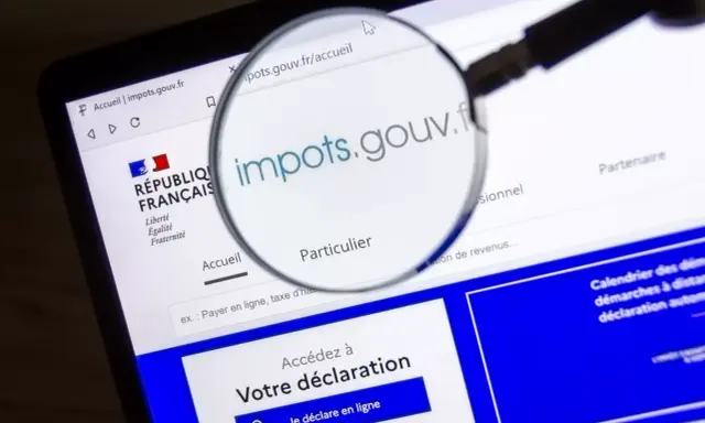 Loupe sur le site impots.gouv.fr, page "Particulier". Préparation de la déclaration 2031 location meublée.