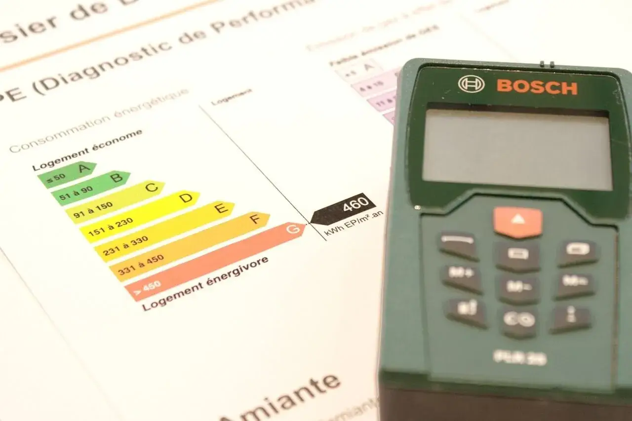 Diagnostic de performance énergétique (DPE) d'une maison ancienne, avec un appareil Bosch. Le classement va de A (très économe) à G (très énergivore).