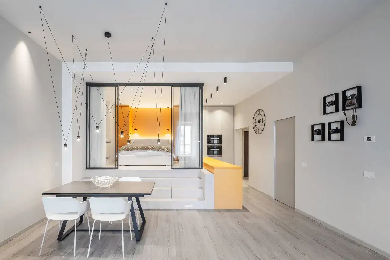 Annonce location appartement meubl&eacute; : salle &agrave; manger, cuisine moderne, chambre s&eacute;par&eacute;e par verri&egrave;re. Design &eacute;pur&eacute;.