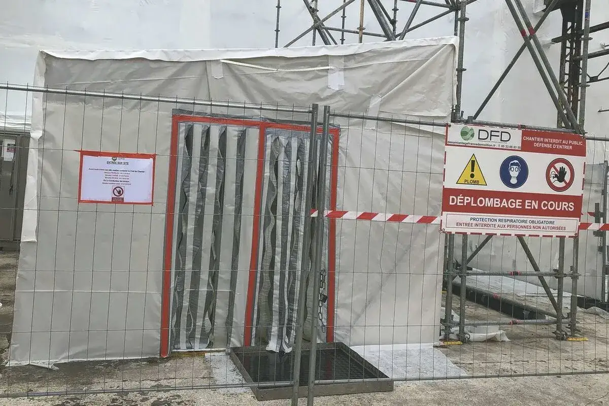 Zone de d&eacute;plombage en cours. Panneau de chantier : 