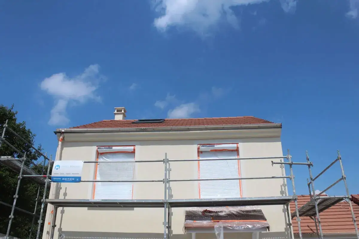 Maison en r&eacute;novation, &eacute;chafaudage devant les fen&ecirc;tres b&acirc;ch&eacute;es. Le DPE de cette location sera bient&ocirc;t optimis&eacute;.