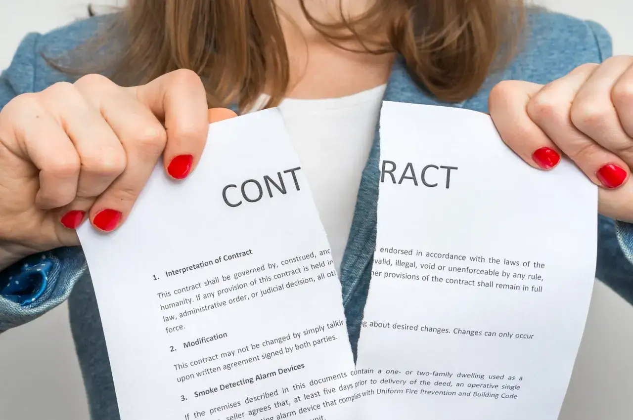 Main d&eacute;chirant un contrat. Fin de mandat exclusif apr&egrave;s 3 mois.