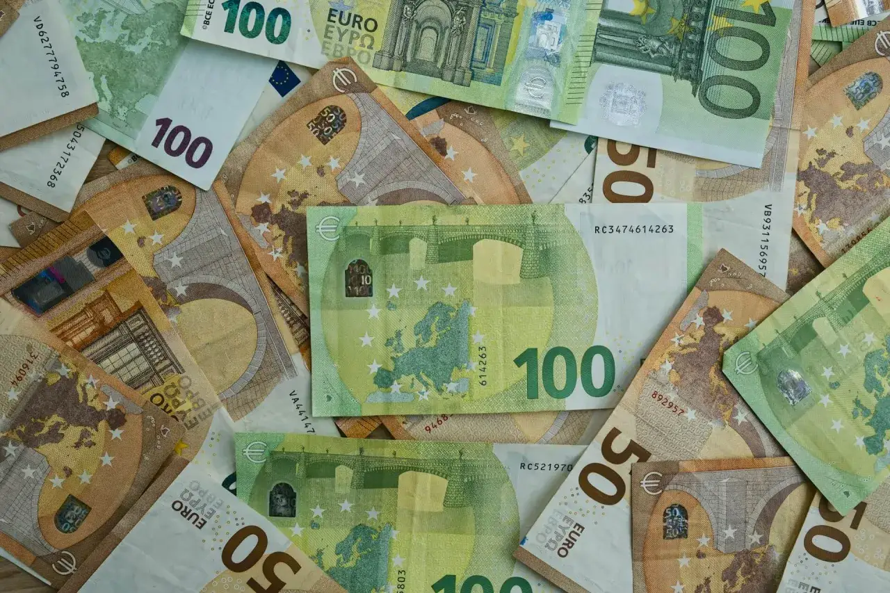 Des billets de 100 et 50 euros sont entass&eacute;s. Peut-on payer un artisan en liquide ? La r&eacute;ponse d&eacute;pend des r&egrave;gles locales et de l'accord pass&eacute;.