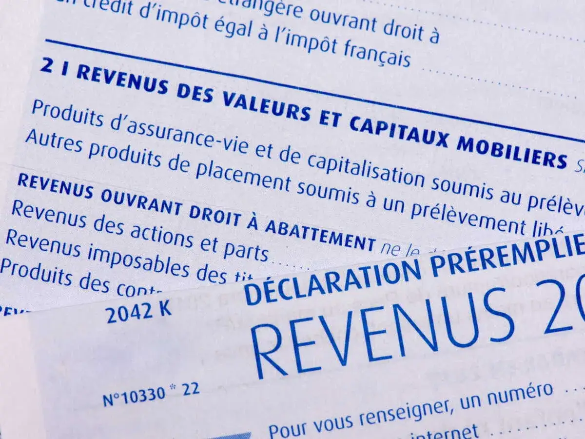 Extrait de déclaration de revenus, mentionnant les revenus des valeurs et capitaux mobiliers, et les revenus ouvrant droit à abattement. Le taux imposition revenus fonciers n'est pas visible ici.
