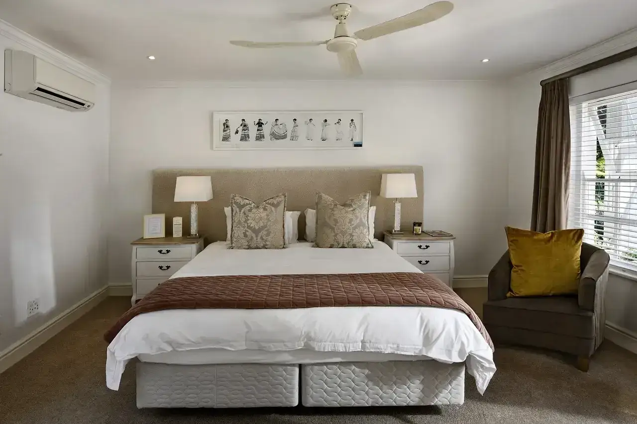 Chambre confortable avec lit douillet, id&eacute;ale pour louer sa r&eacute;sidence principale. Climatisation et ventilateur au plafond pour un confort optimal.